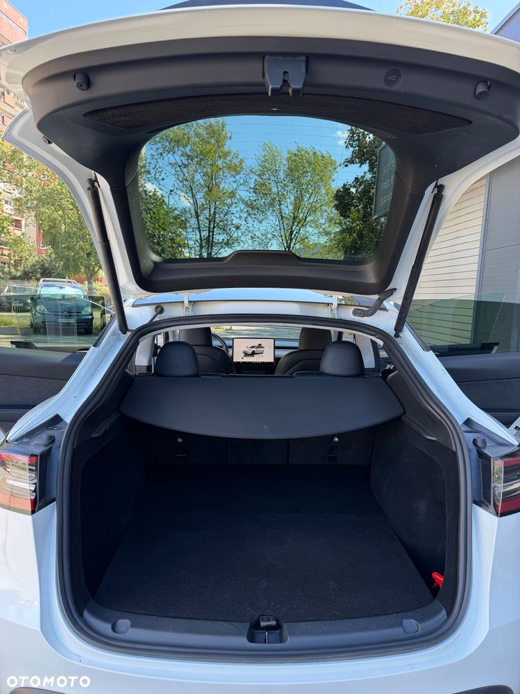 Tesla Model Y Performance AWD - 12
