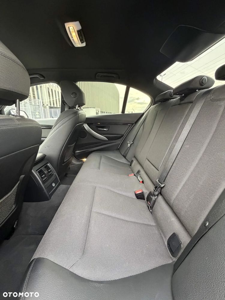 BMW Seria 3 330i xDrive Sport Line - 28