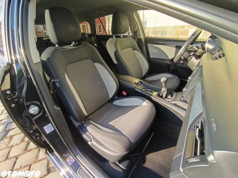 Toyota Avensis 1.8 Premium - 12