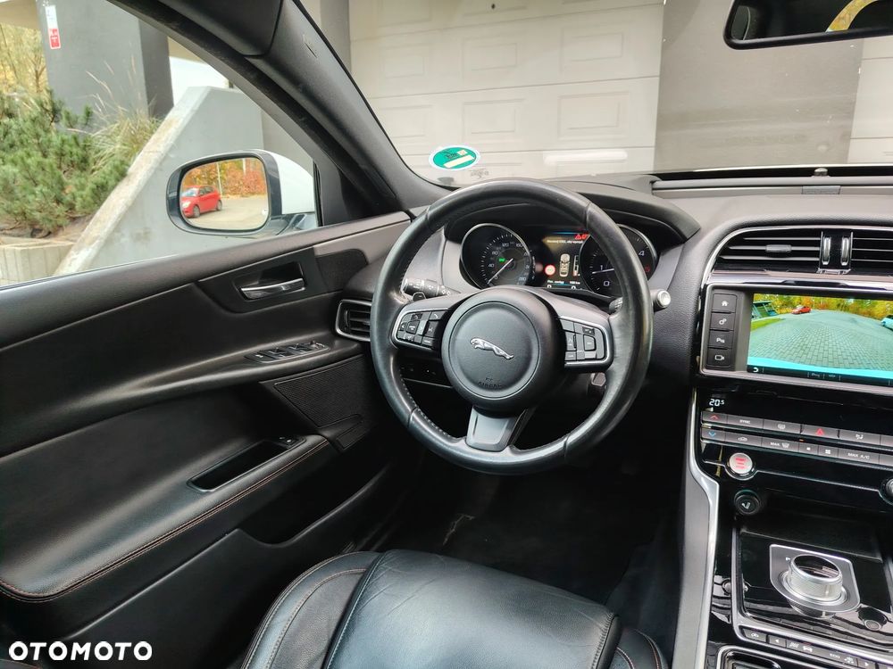 Jaguar XE 2.0 D Portfolio - 16