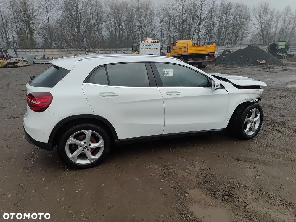 Mercedes-Benz GLA - 16