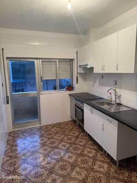 Vende-se Apartamento T3 - Av. 5 de Outubro - Lamego - Grande imagem: 3/10