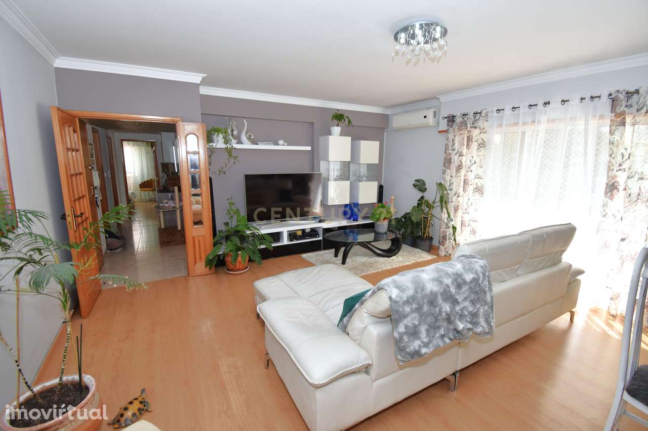 O Refúgio Perfeito em Monte Abraão: Um T2 com Design Contemporâneo e C - Grande imagem: 4/27