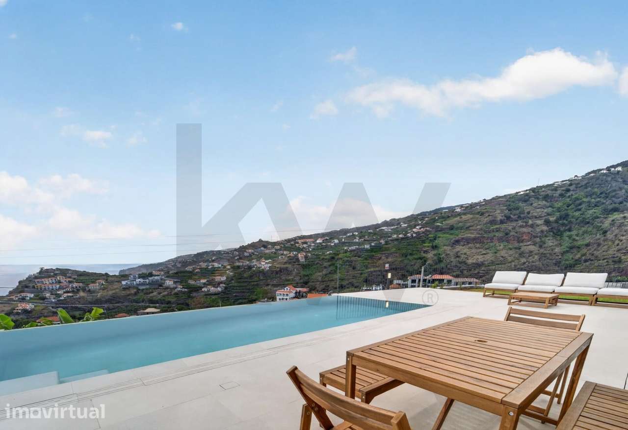 Moradia T3 Contemporânea com Piscina e Vista Mar | Ribeira Brava - Grande imagem: 4/44