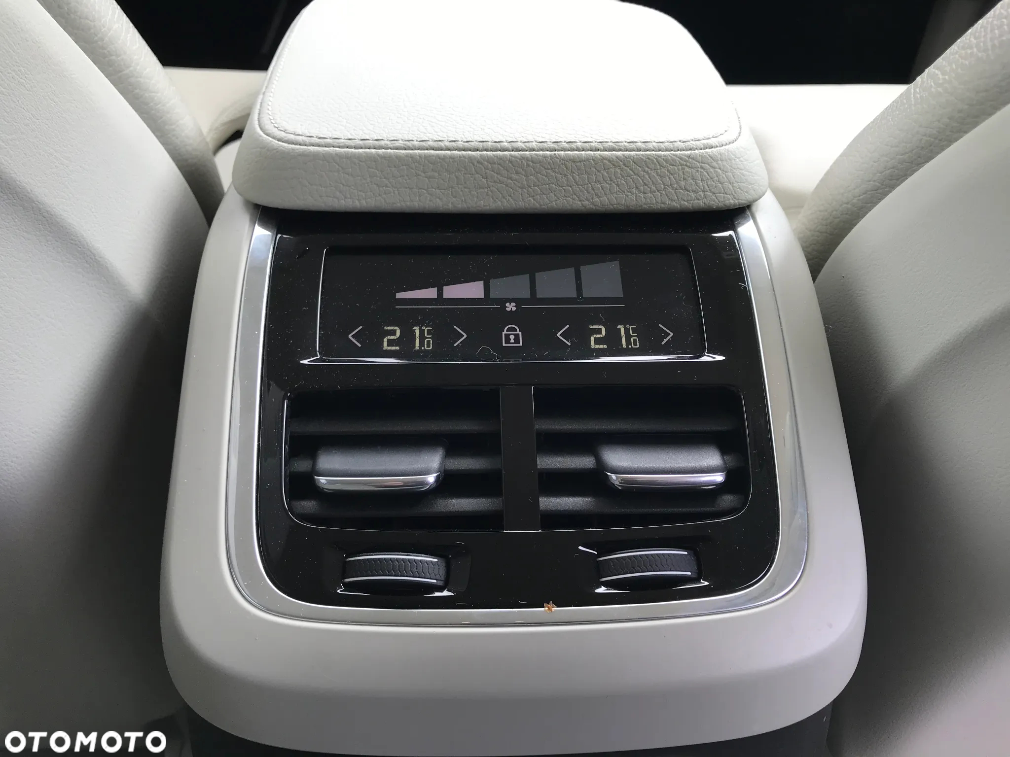 Volvo XC 90 T8 AWD Plug-In Hybrid R-Design 7os - 38