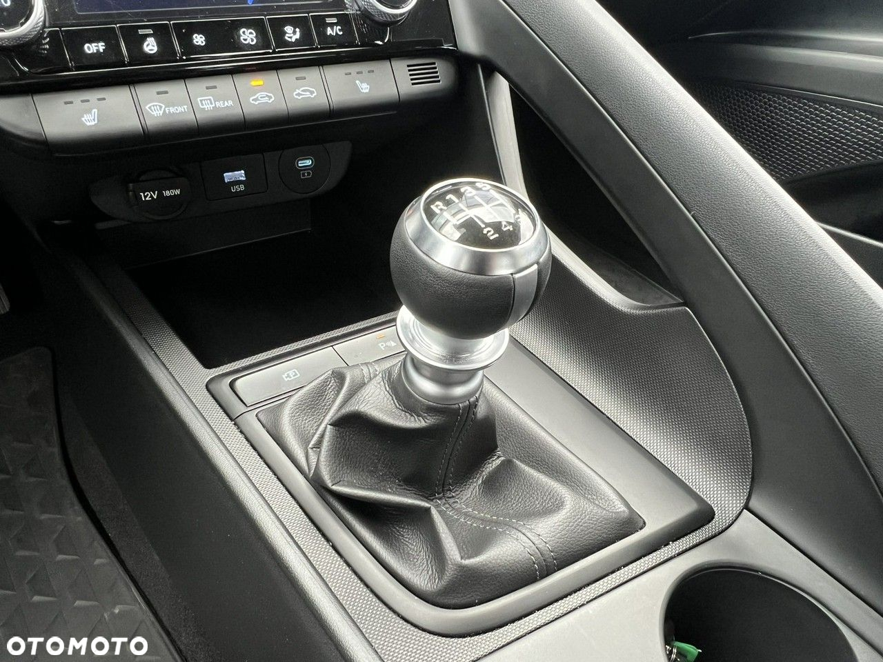 Hyundai Elantra - 26
