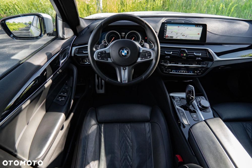 BMW Seria 5 M550i xDrive sport - 12