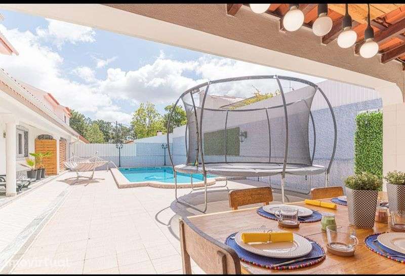 Minimalista e luminosa, é uma moradia familiar terreno de 515m2

Lo - Grande imagem: 2/12