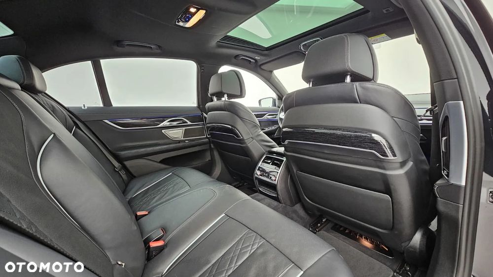 BMW Seria 7 745e - 28