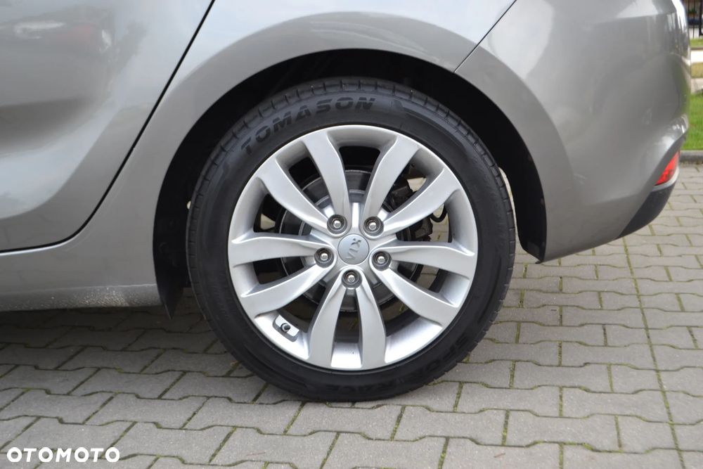 Kia Carens - 10