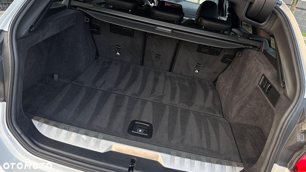 BMW Seria 3 330e M Sport - 32