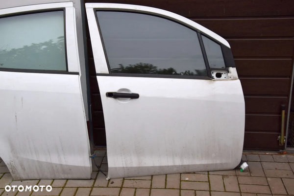 Opel Agila B II Suzuki Splash 08- Drzwi prawe przednie prawy przód 26U białe kompletne