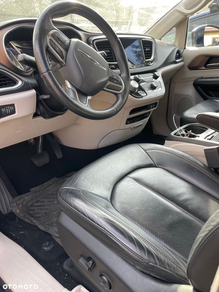 Chrysler Pacifica - 12