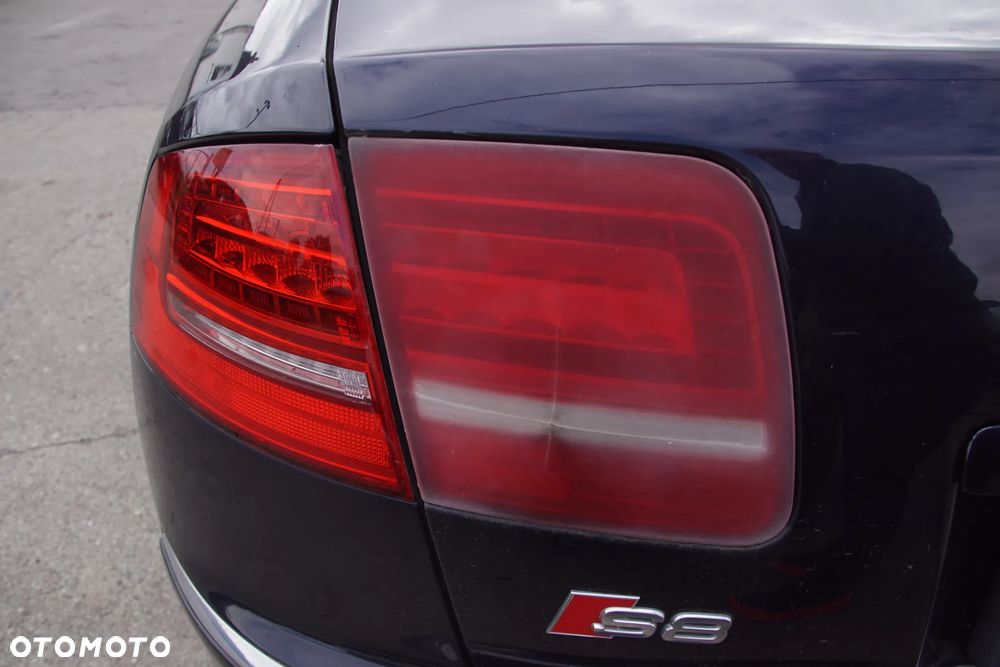 AUDI A8 D3 4.2 335 KM 2005  SILNIK BFM SKRZYNIA HHV  POJAZD NA CZĘŚCI. Tel. 692 106 889 silnik kompletny BFM, blok silnika, głowica lewa, głowica prawa, wał korbowy, wałek rozrządu, wałek ssący, wałek wydechowy, tłoki, korbowody, panewki, pierścienie tłokowe, miska olejowa, pompa oleju, smok olejowy, czujnik poziomu oleju, czujnik ciśnienia oleju, obudowa filtra oleju, chłodnica oleju, korek wlewu oleju, bagnet oleju, pokrywa zaworów lewa, pokrywa zaworów prawa, uszczelka pokrywy zaworów, kolektor ssący, kolektor wydechowy lewy, kolektor wydechowy prawy, przepustnica, listwa wtryskowa, wtryskiwacze, pompa paliwa, kosz pompy paliwa, regulator ciśnienia paliwa, filtr paliwa, przewody paliwowe, zbiornik paliwa, wlew paliwa, korek wlewu paliwa, obudowa filtra powietrza, przepływomierz, rura dolotowa, rezonator dolotu, przewody podciśnienia, zawór podciśnienia, odma, separator oleju, cewki zapłonowe, świece zapłonowe, wiązka silnika, sterownik silnika, moduł zapłonowy, czujnik położenia wału, czujnik położenia wałka rozrządu, czujnik temperatury silnika, czujnik spalania stukowego, czujnik ciśnienia, sonda lambda, alternator, rozrusznik, pompa wody, termostat, obudowa termostatu, chłodnica wody, wentylator chłodnicy lewy, wentylator chłodnicy prawy, obudowa wentylatorów, zbiornik wyrównawczy, korek zbiornika wyrównawczego, przewody chłodnicy, węże układu chłodzenia, nagrzewnica, przewody nagrzewnicy, koło pasowe wału, rolka prowadząca, rolka napinacza, napinacz paska, pasek osprzętu, łapa silnika lewa, łapa silnika prawa, poduszka silnika lewa, poduszka silnika prawa, osłona silnika górna, osłona silnika dolna, skrzynia biegów HHV, sterownik skrzyni biegów, mechatronika skrzyni, konwerter skrzyni biegów, sprzęgło hydrokinetyczne, miska skrzyni biegów, chłodnica oleju skrzyni, przewody oleju skrzyni, wybierak biegów, lewarek zmiany biegów, linka wybieraka, poduszka skrzyni biegów, łapa skrzyni biegów, wał napędowy, podpora wału, przegub wału, skrzynia rozdzielcza, reduktor, dyferencjał przedni, dyferencjał tylny, most przedni, most tylny, półoś przednia lewa, półoś przednia prawa, półoś tylna lewa, półoś tylna prawa, przegub zewnętrzny, przegub wewnętrzny, flansza napędowa, piasta przednia lewa, piasta przednia prawa, piasta tylna lewa, piasta tylna prawa, łożysko koła przednie, łożysko koła tylne, sanki przednie, sanki tylne, belka przednia, belka tylna, amortyzator przedni lewy, amortyzator przedni prawy, amortyzator tylny lewy, amortyzator tylny prawy, miech pneumatyczny przedni lewy, miech pneumatyczny przedni prawy, miech pneumatyczny tylny lewy, miech pneumatyczny tylny prawy, kolumna pneumatyczna przednia lewa, kolumna pneumatyczna przednia prawa, kompresor zawieszenia, pompa zawieszenia, sterownik zawieszenia, blok zaworowy zawieszenia, czujnik poziomowania, zbiornik powietrza zawieszenia, przewody pneumatyczne, wahacz przedni górny lewy, wahacz przedni górny prawy, wahacz przedni dolny lewy, wahacz przedni dolny prawy, wahacz tylny lewy, wahacz tylny prawy, zwrotnica przednia lewa, zwrotnica przednia prawa, zwrotnica tylna lewa, zwrotnica tylna prawa, stabilizator przedni, stabilizator tylny, łącznik stabilizatora lewy, łącznik stabilizatora prawy, drążek kierowniczy lewy, drążek kierowniczy prawy, końcówka drążka lewa, końcówka drążka prawa, maglownica, przekładnia kierownicza, pompa wspomagania, zbiornik płynu wspomagania, przewody wspomagania, kolumna kierownicza, krzyżak kolumny kierowniczej, zacisk hamulcowy przedni lewy, zacisk hamulcowy przedni prawy, zacisk hamulcowy tylny lewy, zacisk hamulcowy tylny prawy, jarzmo zacisku przednie, jarzmo zacisku tylne, tarcza hamulcowa przednia lewa, tarcza hamulcowa przednia prawa, tarcza hamulcowa tylna lewa, tarcza hamulcowa tylna prawa, klocki hamulcowe, pompa hamulcowa, serwo hamulcowe, moduł ABS, pompa ABS, czujnik ABS przedni, czujnik ABS tylny, przewód hamulcowy, linka hamulca postojowego, silniczek hamulca postojowego, sterownik hamulca postojowego, felga aluminiowa, koło kompletne, śruba koła, dekielek felgi, czujnik ciśnienia opony, zderzak przedni, zderzak tylny, belka zderzaka przedniego, belka zderzaka tylnego, absorber zderzaka, kratka zderzaka lewa, kratka zderzaka prawa, grill przedni, atrapa chłodnicy, ramka grilla, emblemat Audi, emblemat A8, maska, zawias maski lewy, zawias maski prawy, zamek maski, linka otwierania maski, siłownik maski, błotnik przedni lewy, błotnik przedni prawy, nadkole przednie lewe, nadkole przednie prawe, nadkole tylne lewe, nadkole tylne prawe, drzwi przednie lewe, drzwi przednie prawe, drzwi tylne lewe, drzwi tylne prawe, klamka zewnętrzna przednia lewa, klamka zewnętrzna przednia prawa, klamka zewnętrzna tylna lewa, klamka zewnętrzna tylna prawa, klamka wewnętrzna, zamek drzwi przednich, zamek drzwi tylnych, zawias drzwi, ogranicznik drzwi, mechanizm szyby przedni lewy, mechanizm szyby przedni prawy, mechanizm szyby tylny lewy, mechanizm szyby tylny prawy, silniczek szyby, szyba drzwi przednia lewa, szyba drzwi przednia prawa, szyba drzwi tylna lewa, szyba drzwi tylna prawa, szyba przednia, szyba tylna, szyba boczna lewa, szyba boczna prawa, uszczelka drzwi, uszczelka szyby, listwa drzwi, listwa progowa, listwa chromowana, próg lewy, próg prawy, dach, podszybie, pas przedni, wzmocnienie czołowe, osłona pod silnik, osłona podwozia, osłona nadkola, klapa bagażnika, zamek klapy bagażnika, zawias klapy bagażnika, siłownik klapy bagażnika, mechanizm domykania klapy, lusterko lewe, lusterko prawe, wkład lusterka lewy, wkład lusterka prawy, silniczek lusterka, kierunkowskaz lusterka, reflektor przedni lewy, reflektor przedni prawy, lampa tylna lewa, lampa tylna prawa, lampa klapy lewa, lampa klapy prawa, kierunkowskaz przedni, światło przeciwmgielne lewe, światło przeciwmgielne prawe, przetwornica xenon, żarnik xenon, moduł reflektora, sterownik poziomowania lamp, spryskiwacz reflektora lewy, spryskiwacz reflektora prawy, zbiornik płynu spryskiwaczy, pompka spryskiwaczy, dysza spryskiwacza, mechanizm wycieraczek, silnik wycieraczek, ramię wycieraczki lewe, ramię wycieraczki prawe, fotel kierowcy, fotel pasażera, kanapa tylna, oparcie tylnej kanapy, zagłówek przedni, zagłówek tylny, podłokietnik przedni, podłokietnik tylny, stelaż fotela, silniczek fotela, sterownik fotela, mata grzewcza fotela, boczek drzwi przedni lewy, boczek drzwi przedni prawy, boczek drzwi tylny lewy, boczek drzwi tylny prawy, deska rozdzielcza, konsola środkowa, tunel środkowy, schowek pasażera, kierownica, poduszka kierownicy, manetka kierunkowskazów, manetka wycieraczek, taśma kierownicy, licznik, zegary, wyświetlacz centralny, ekran nawigacji, radio, jednostka multimedialna, zmieniarka płyt, wzmacniacz audio, głośnik przedni, głośnik tylny, subwoofer, antena radiowa, moduł nawigacji, panel klimatyzacji, kratka nawiewu lewa, kratka nawiewu prawa, kratka nawiewu środkowa, dmuchawa nawiewu, rezystor dmuchawy, silniczek klapy nawiewu, parownik klimatyzacji, skraplacz klimatyzacji, osuszacz klimatyzacji, sprężarka klimatyzacji, - 11