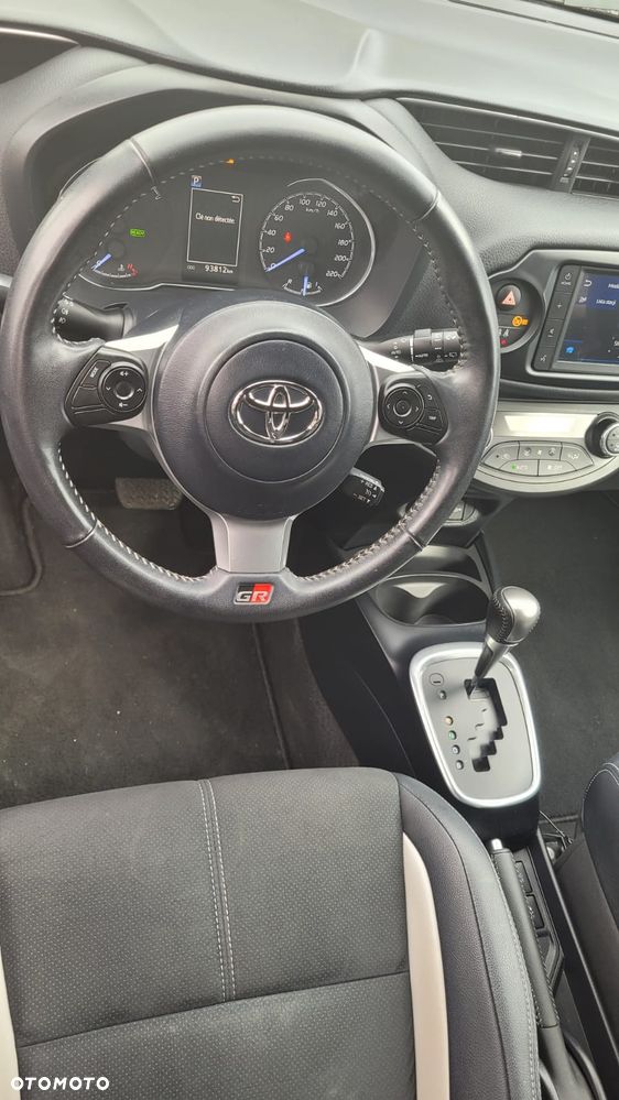 Toyota Yaris Hybrid 100 Business Edition - 10