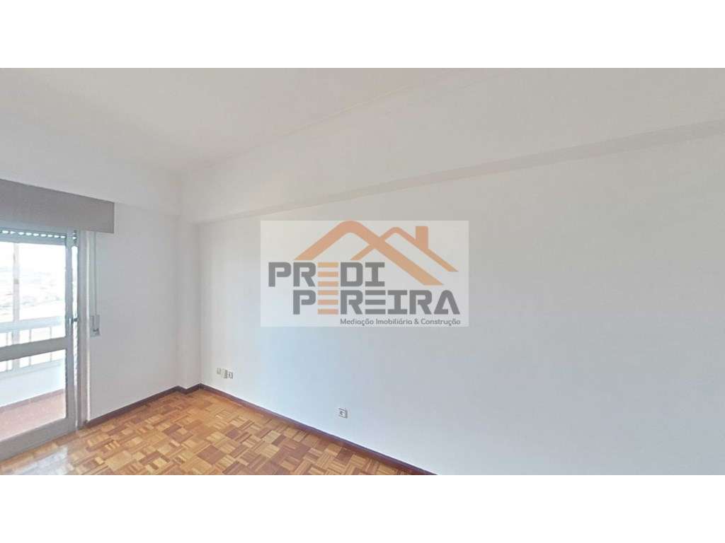 T3 no centro de Loures com bastante luminosidade, varanda com vista... - Grande imagem: 5/17