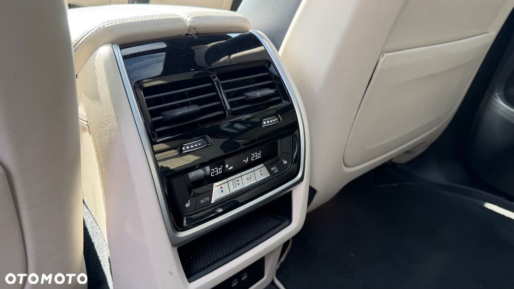 BMW X7 - 25