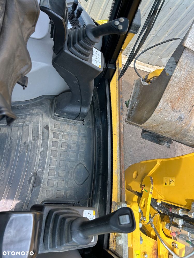 Komatsu WB97-S5 - 12