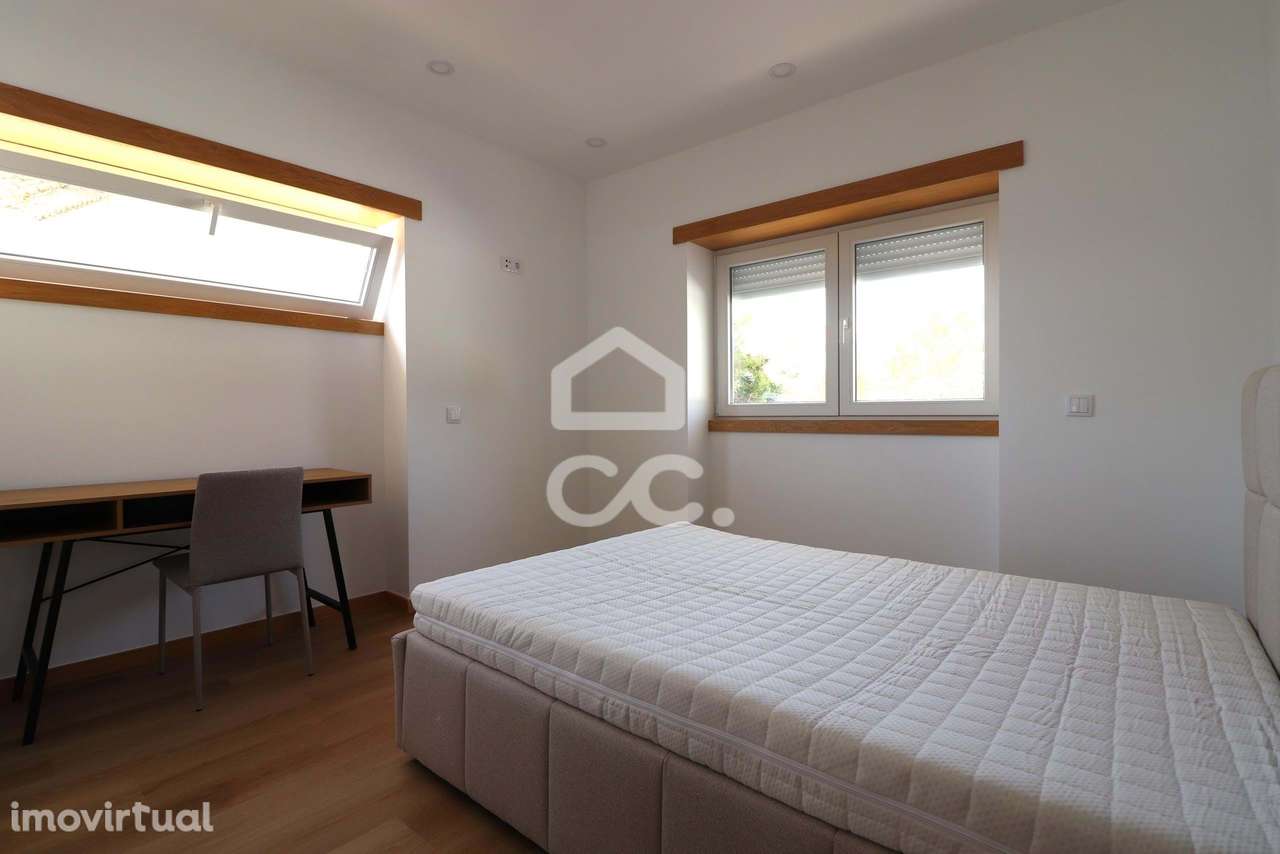 Moradia totalmente remodelada com 6 apartamentos T2 junto à Dias da Si - Grande imagem: 5/38