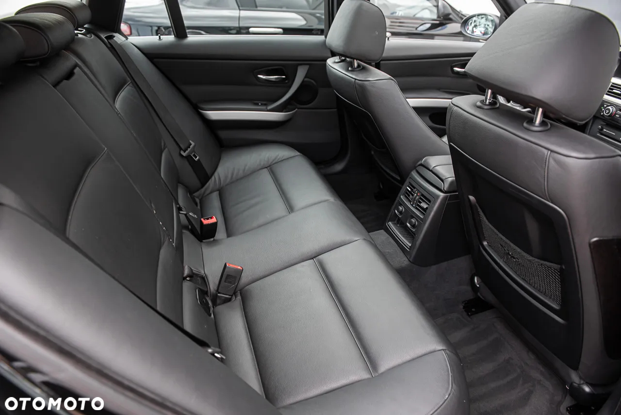 BMW Seria 3 325xi Touring - 28
