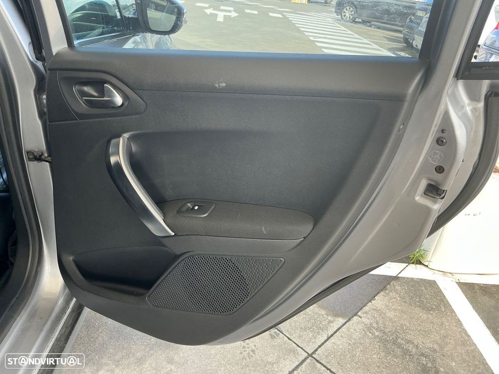 Peugeot 2008 1.2 VTi Allure - 27