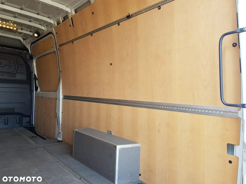 Mercedes-Benz Sprinter - 22