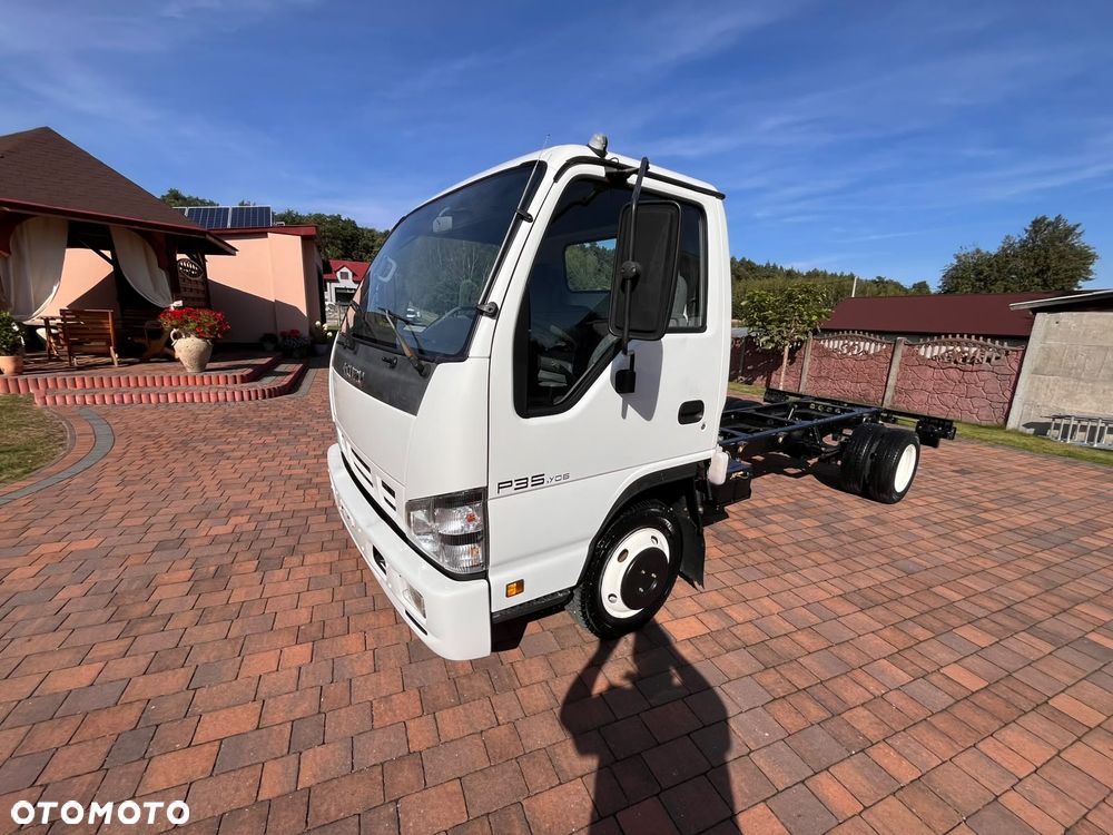 Isuzu NPR - 11