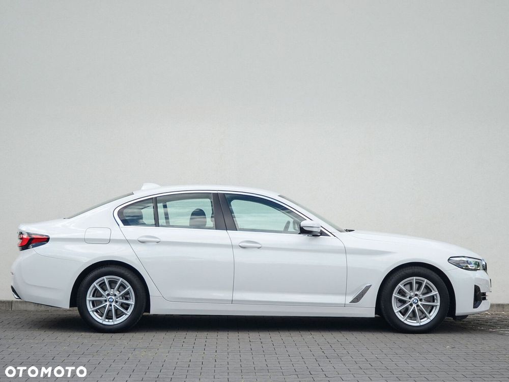 BMW Seria 5 518d mHEV - 12
