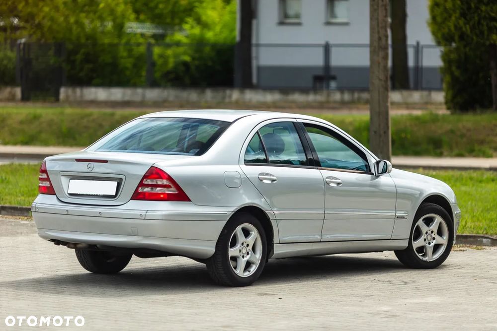 Mercedes-Benz Klasa C 240 Avantgarde Sport Edition - 14