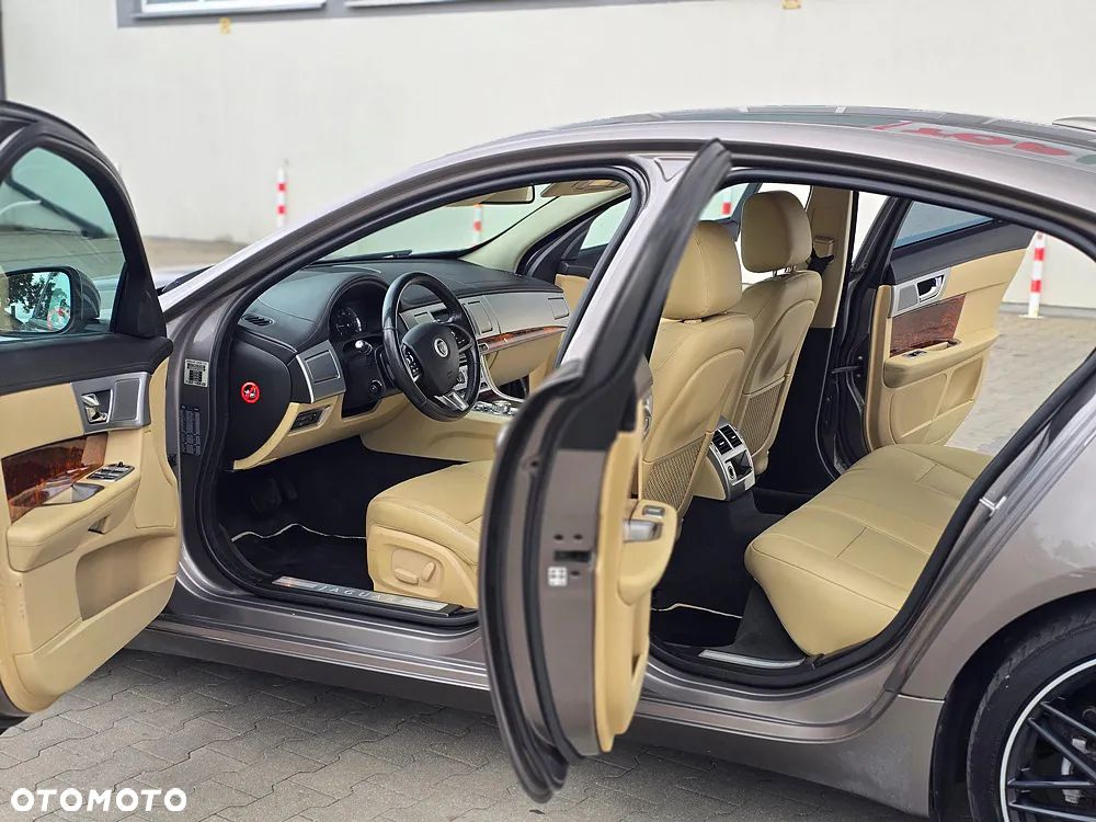 Jaguar XF 2.2 D Premium Luxury - 2