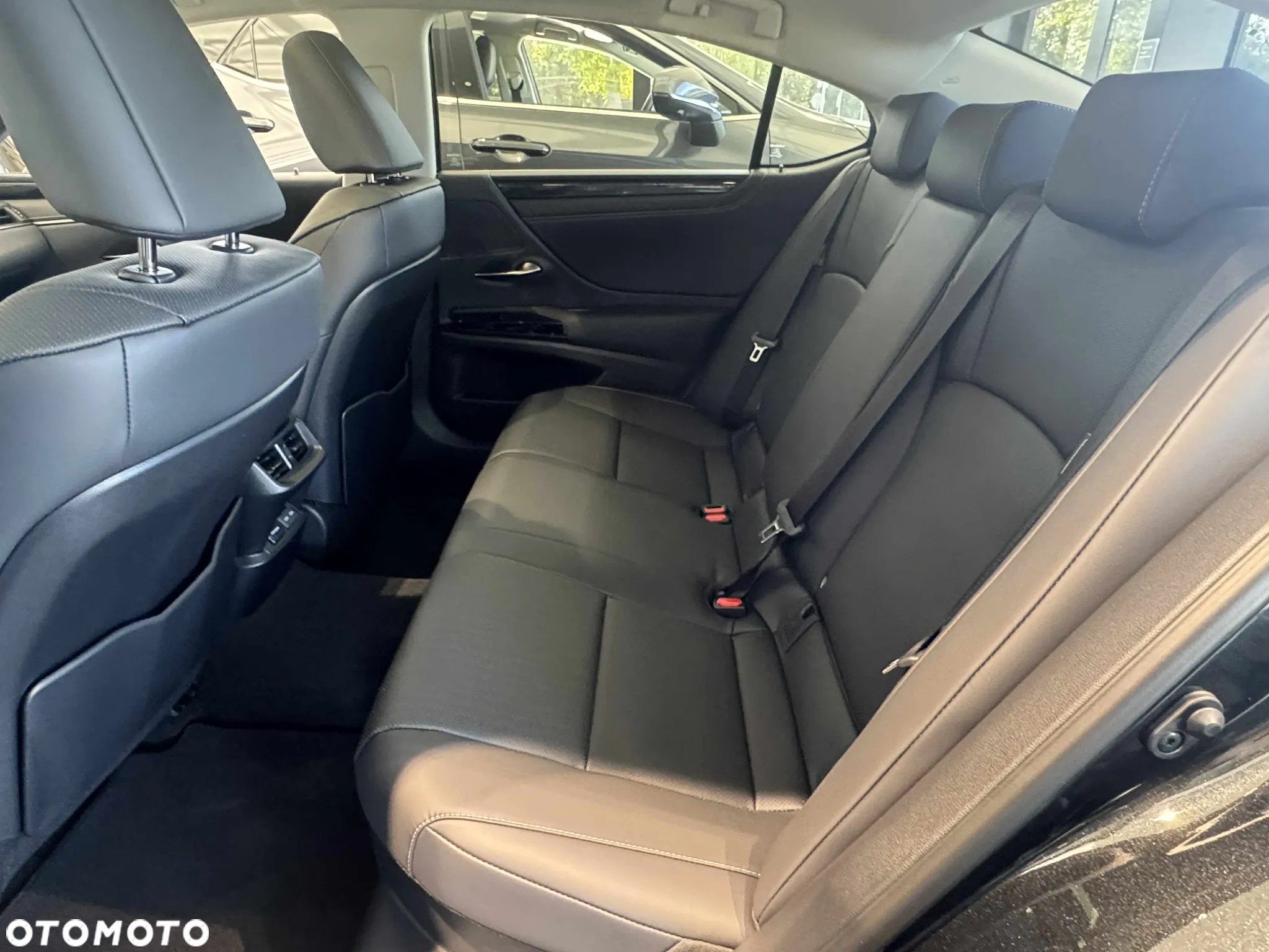 Lexus ES 300h Business Edition - 12