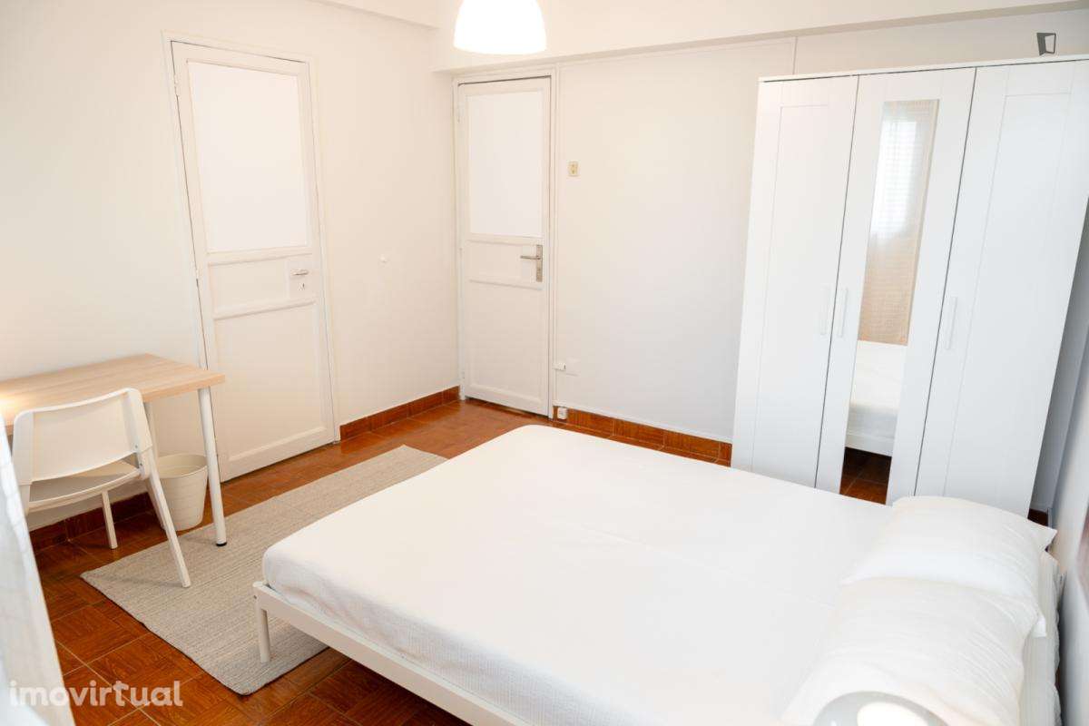 Quarto - localizado em Santa Marinha Porto - Grande imagem: 2/13