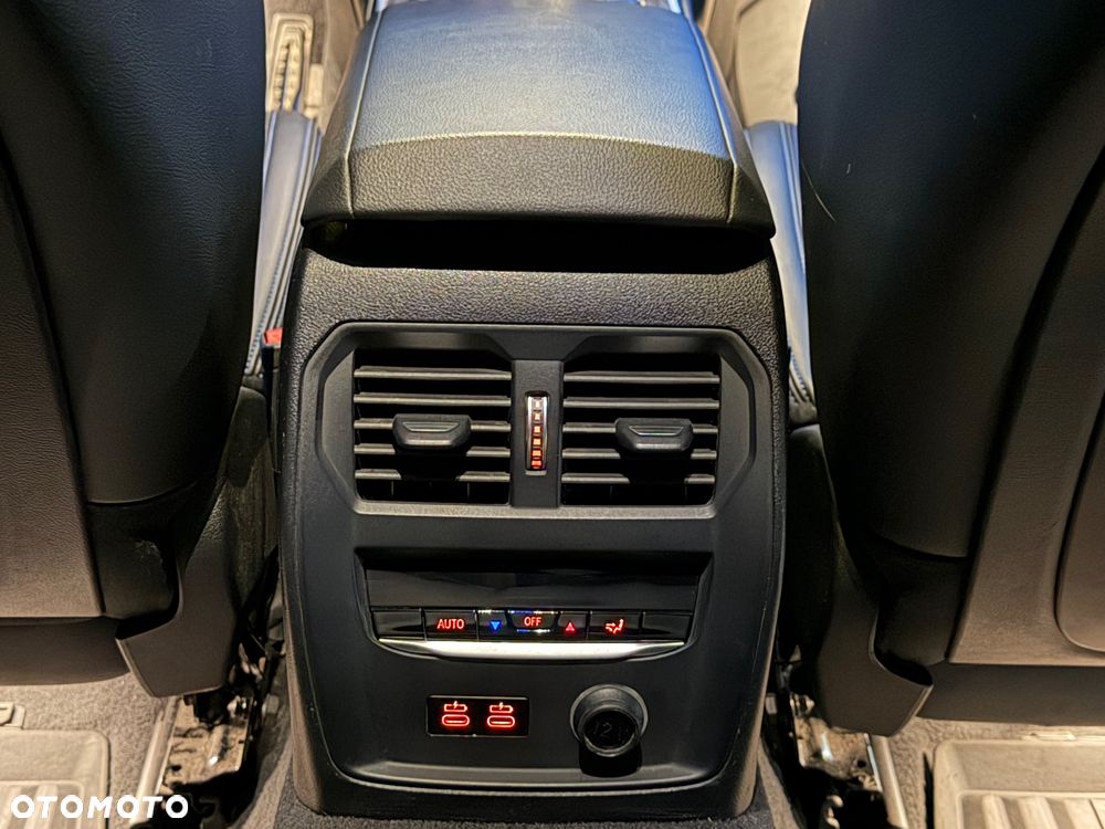 BMW Seria 3 330e Sport Line - 33