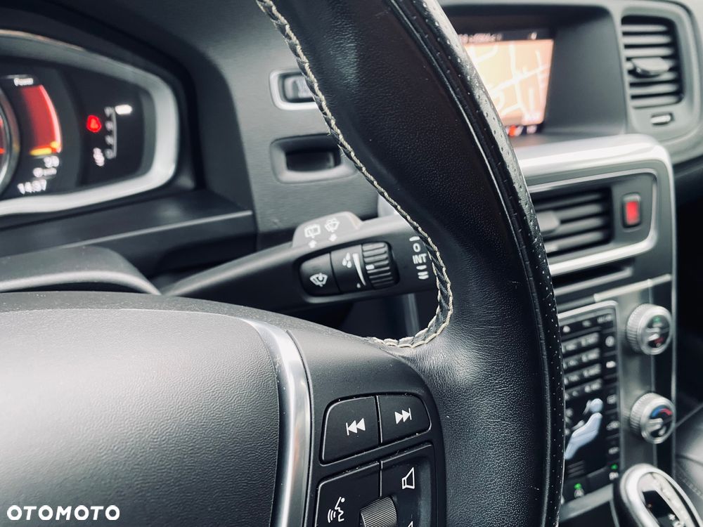 Volvo V60 D4 Geartronic R-Design - 33