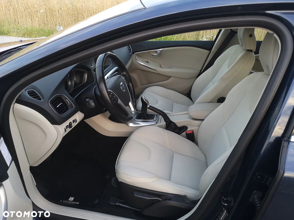 Volvo V40 D3 Momentum - 24
