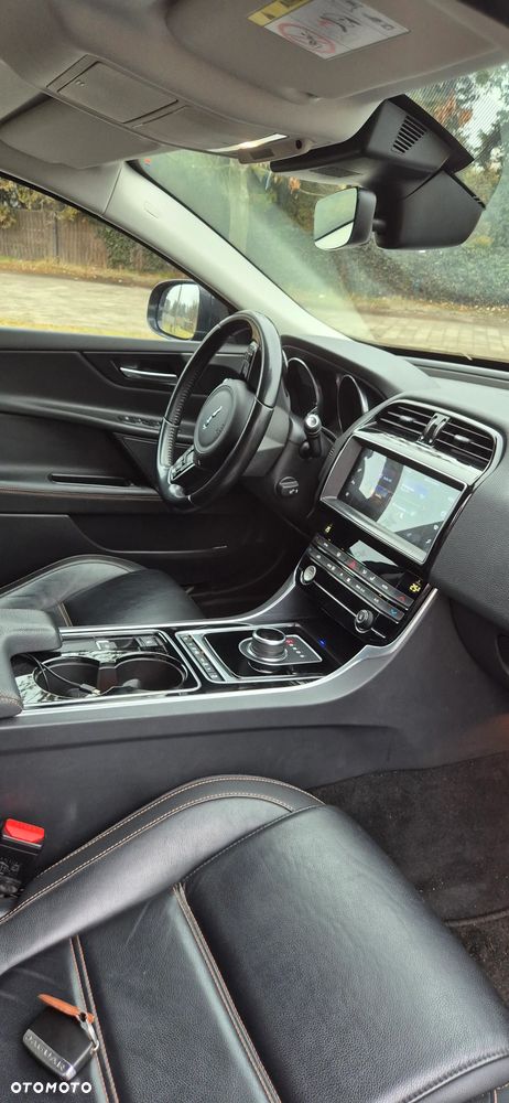 Jaguar XE 2.0 D Prestige - 12