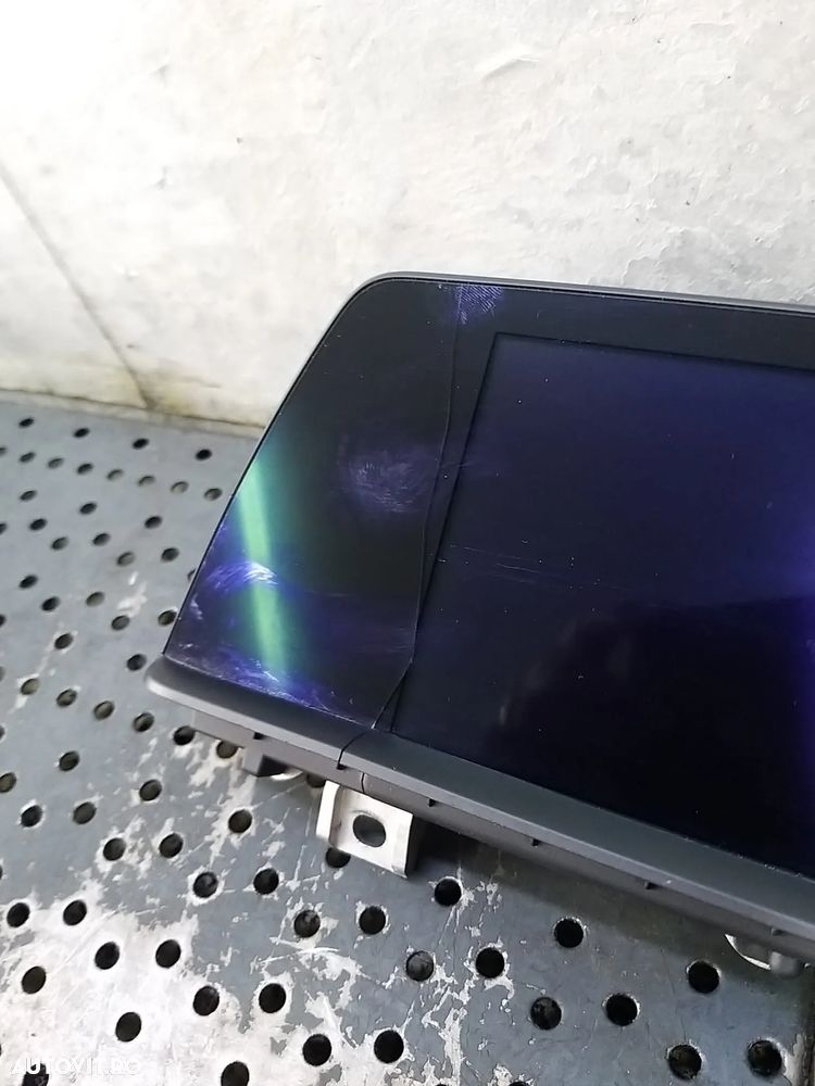 Display navigatie bmw seria 1 f20 f21 929224302u prezinta fisura - 3
