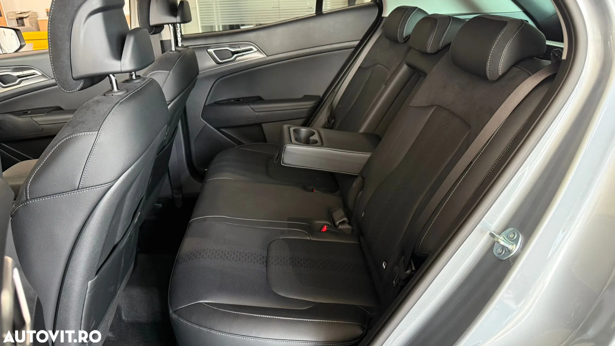 Kia Sportage 1.6 T-GDI HEV 6AT 4x4 Business Line - 31