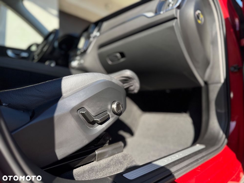 Volvo XC 60 B4 D Plus Dark - 33