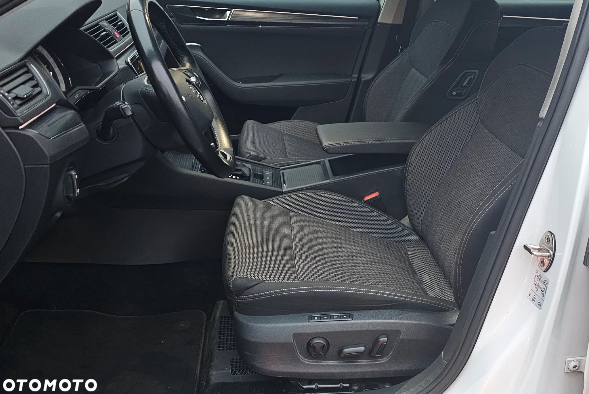 Skoda Superb Combi 2.0 TDI DSG Premium Edition - 16