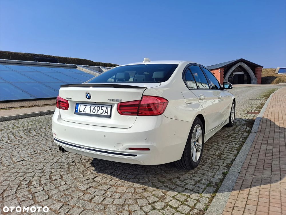 BMW Seria 3 328i xDrive Sport Line - 18