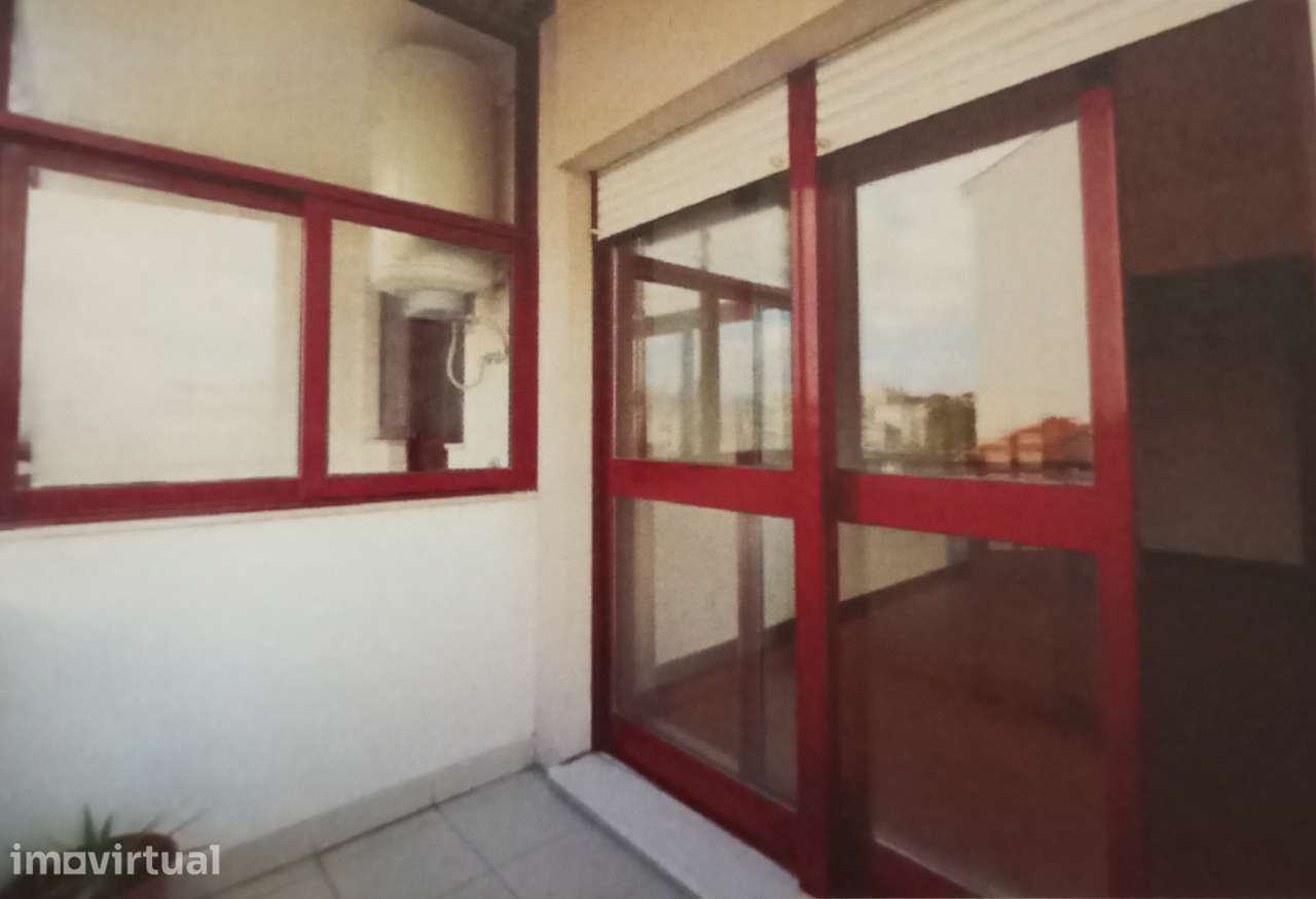 Apartamento T2 com Varanda e Garagem – Rotunda da Boavista, Porto - Grande imagem: 5/12
