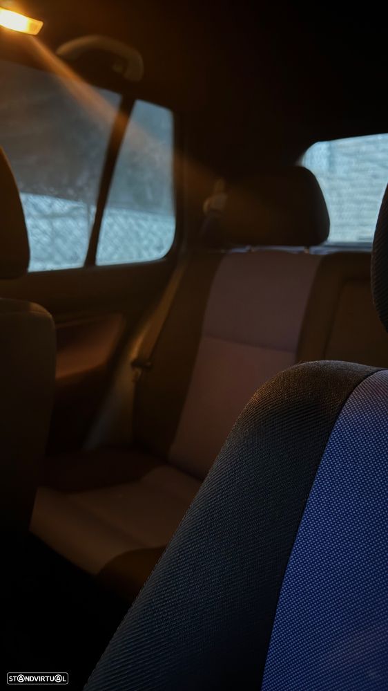 VW Golf 1.9 TDi 25 Anos - 9