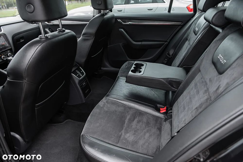 Skoda Octavia Scout 2.0 TDI 4x4 DSG - 8