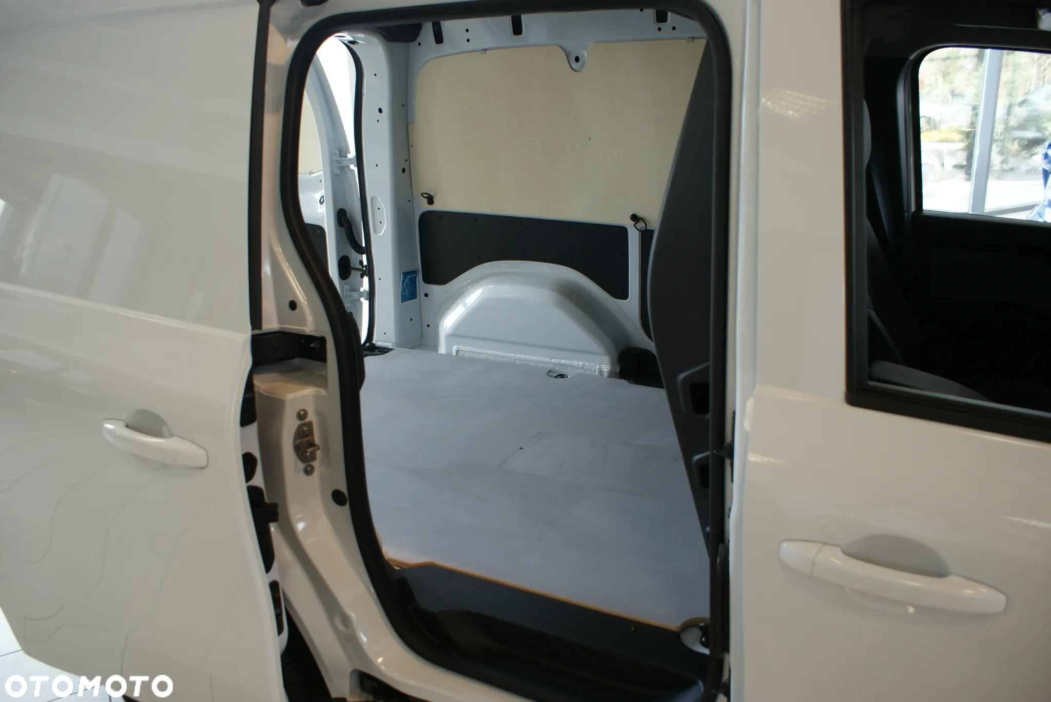 Nissan Towsntar - 36