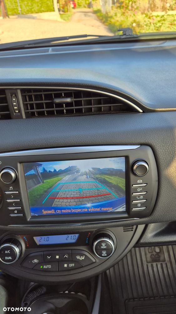 Toyota Yaris Hybrid 100 Premium - 13