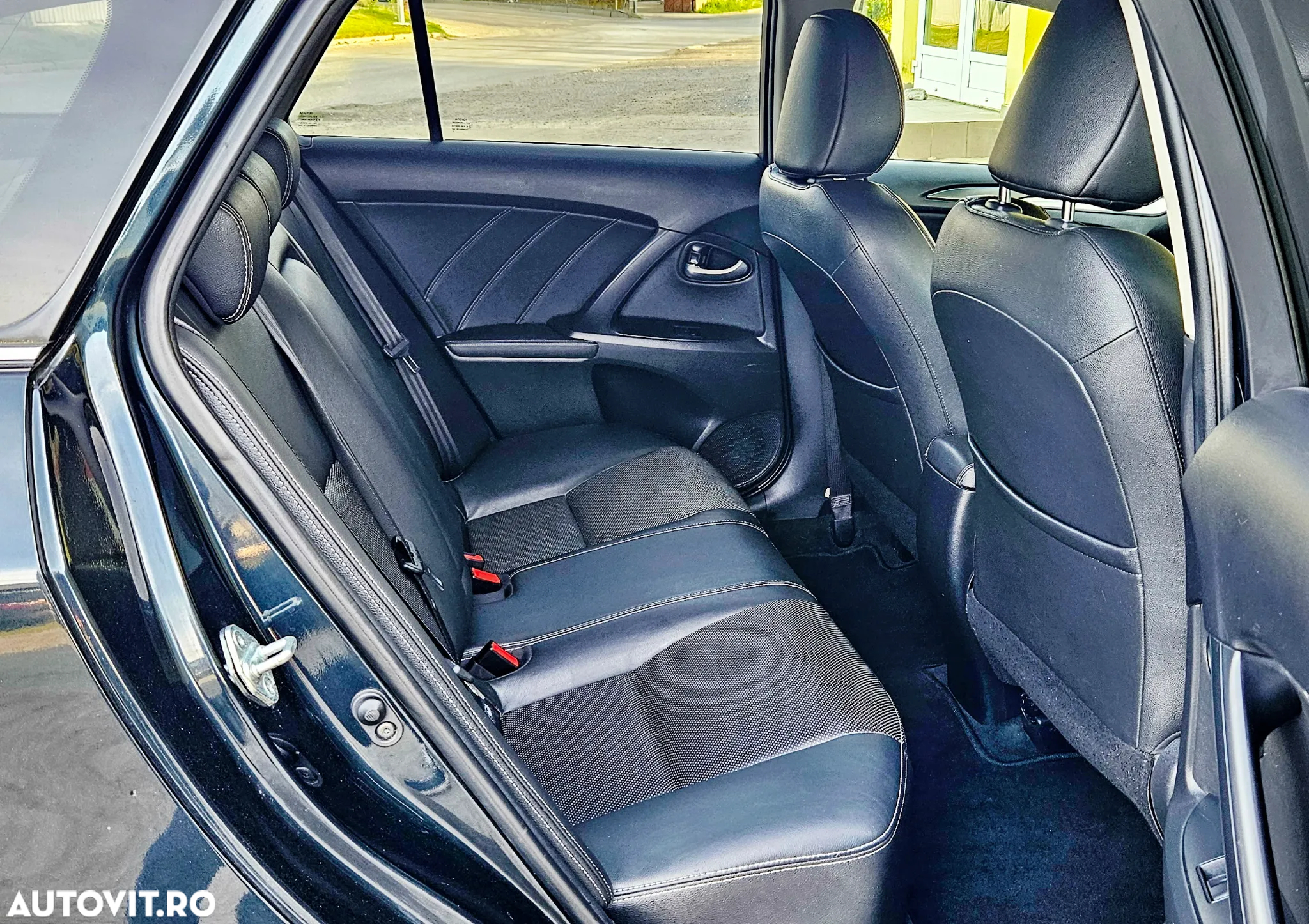 Toyota Avensis 1.6 D-4D Executive - 12