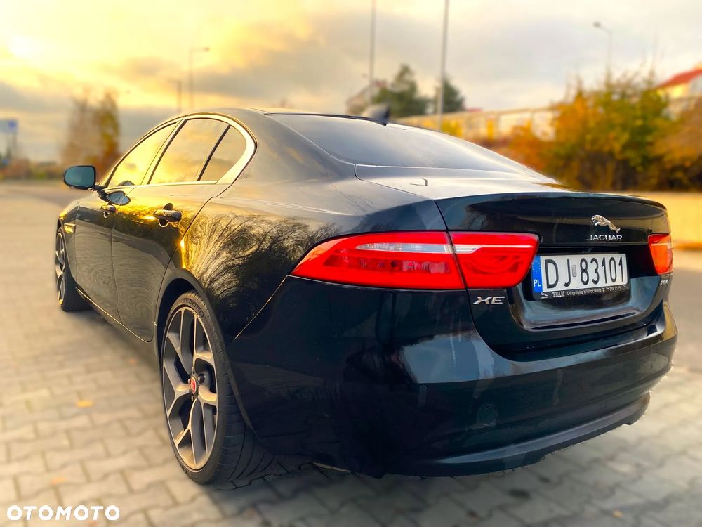 Jaguar XE 2.0 T Prestige - 4