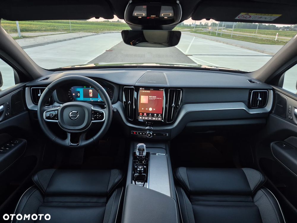 Volvo XC 60 B5 B AWD Ultimate Dark - 19