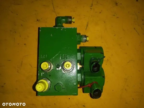 Blok zaworowy amortyzacji kabiny John Deere 6620 - 1